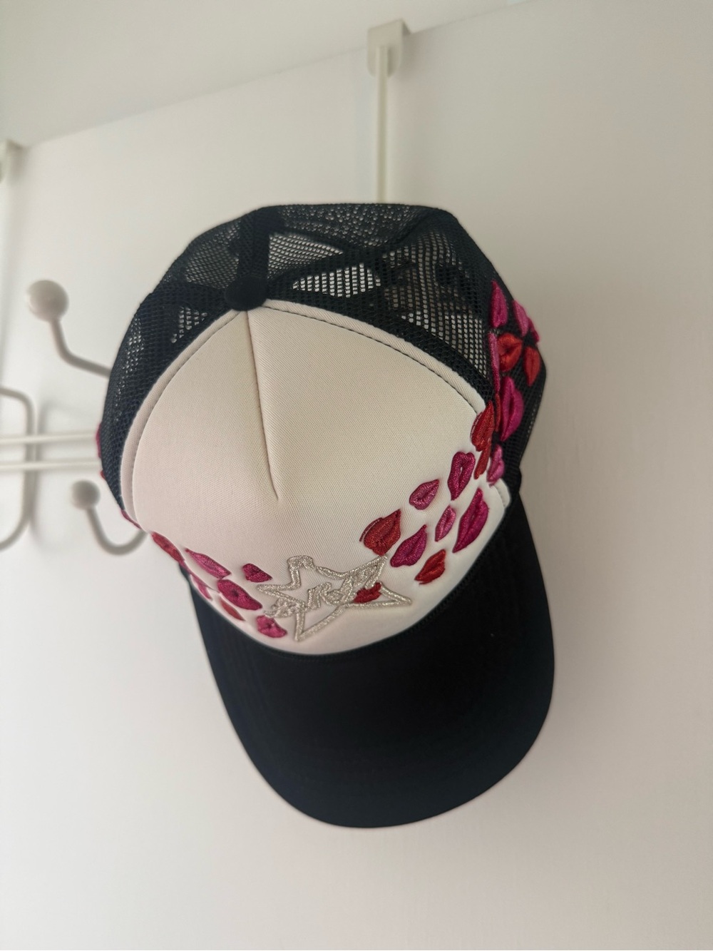 La Ropa Mesh Trucker Cap with embroidered lips